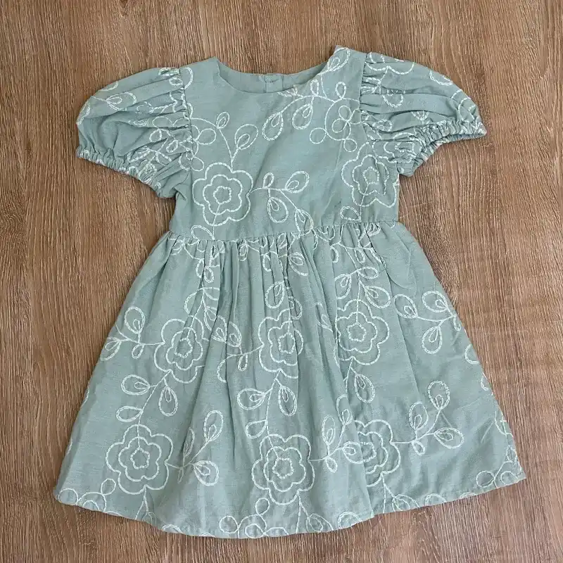 Vestido color verde con flores 