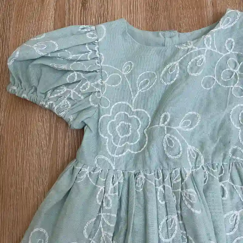Vestido color verde con flores 