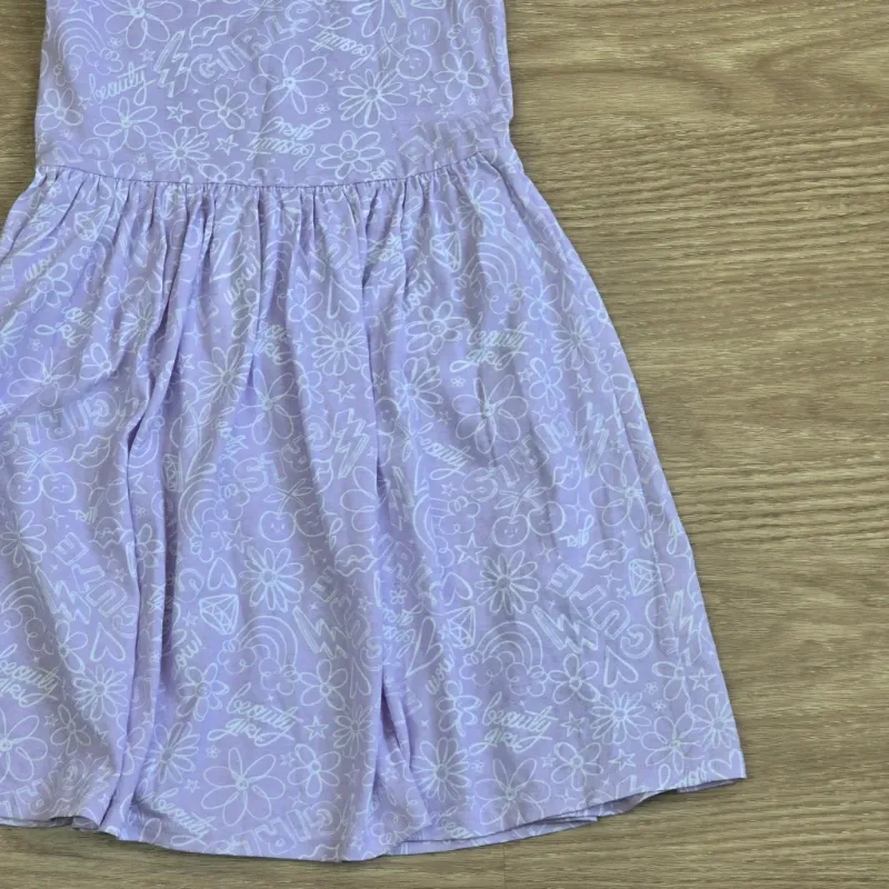 Vestido color violeta con figuras variadas