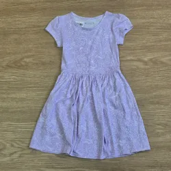 Vestido color violeta con figuras variadas