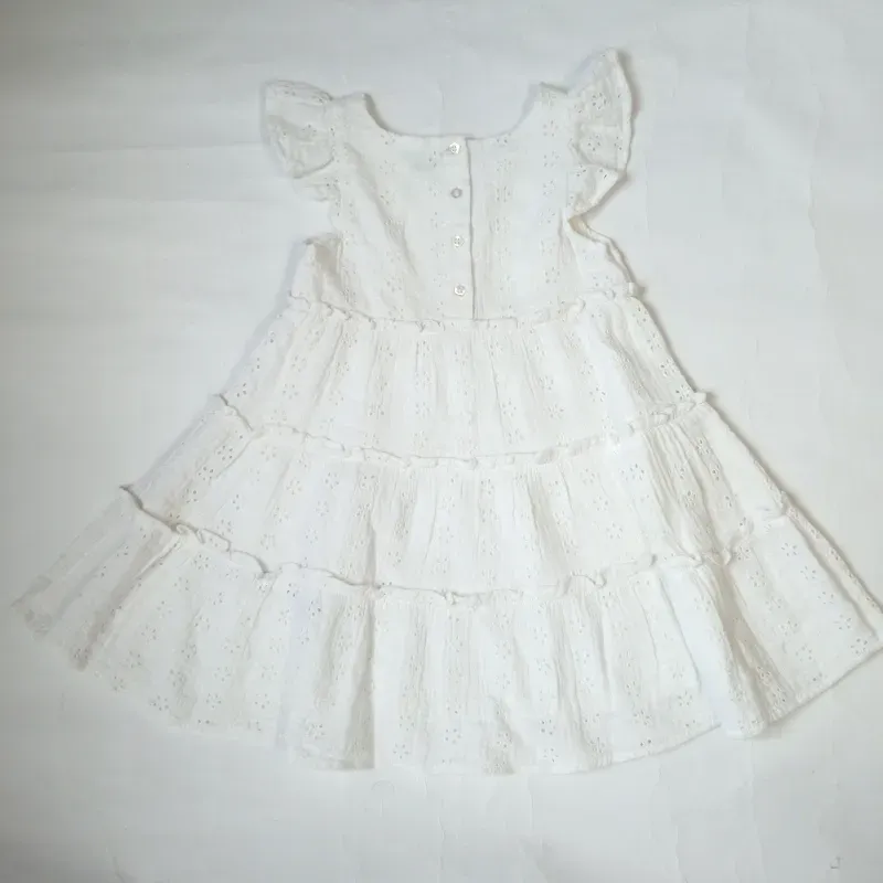 Vestido con bordados color blanco 