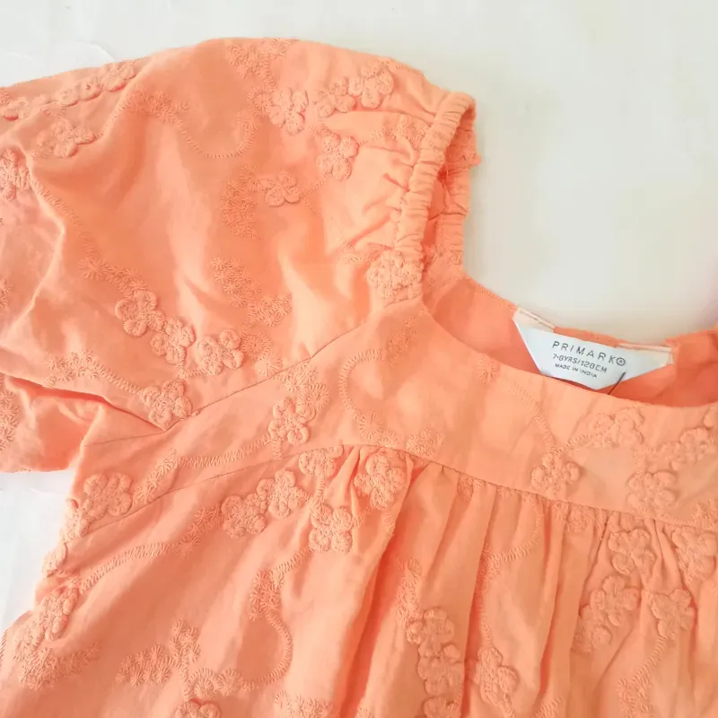 Vestido con bordados color naranja 