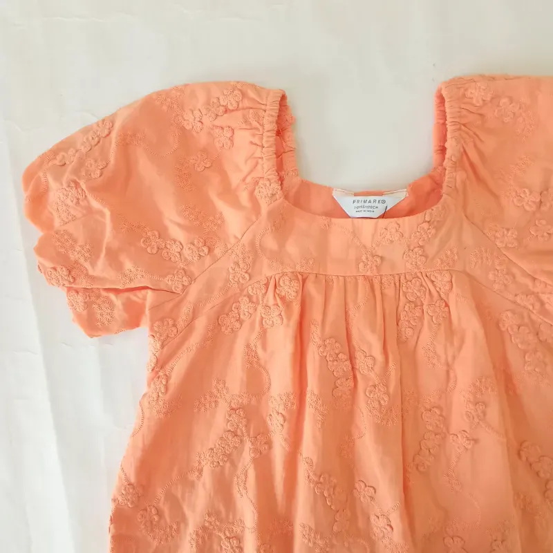 Vestido con bordados color naranja 