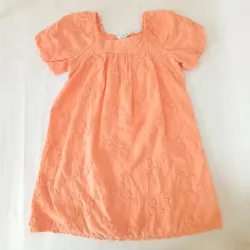 Vestido con bordados color naranja 