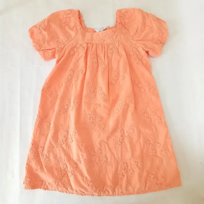 Vestido con bordados color naranja 