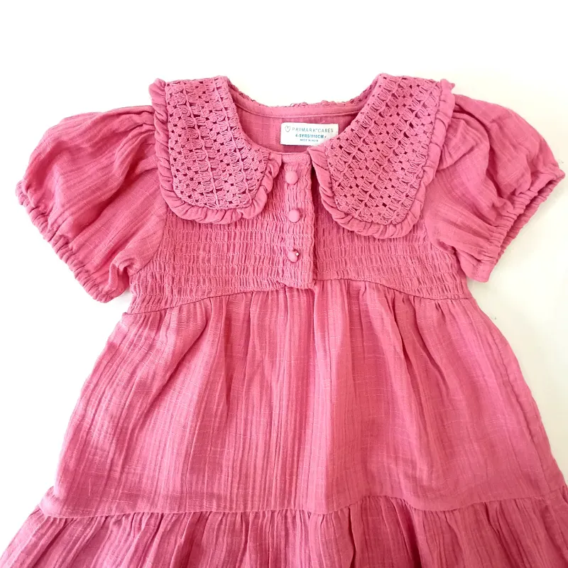 Vestido con cuello bordado color rosado 