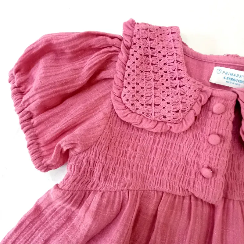 Vestido con cuello bordado color rosado 