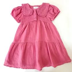 Vestido con cuello bordado color rosado 