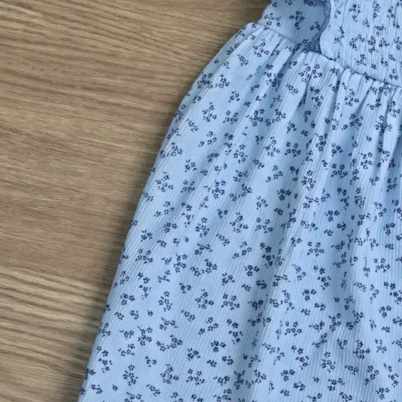 Vestido con diseño de vuelo color azul