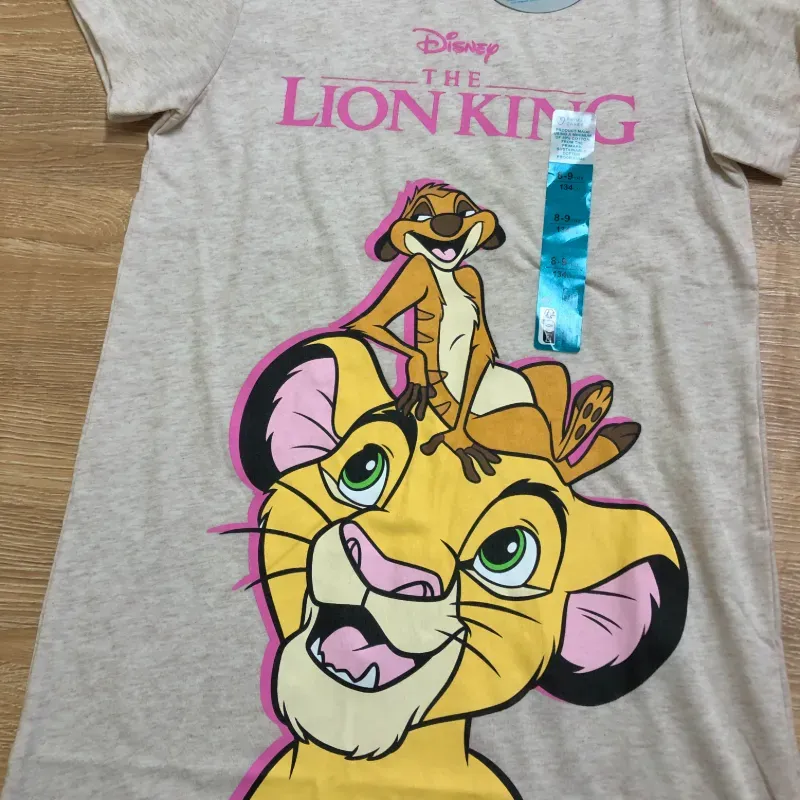 Vestido con el Rey León 
