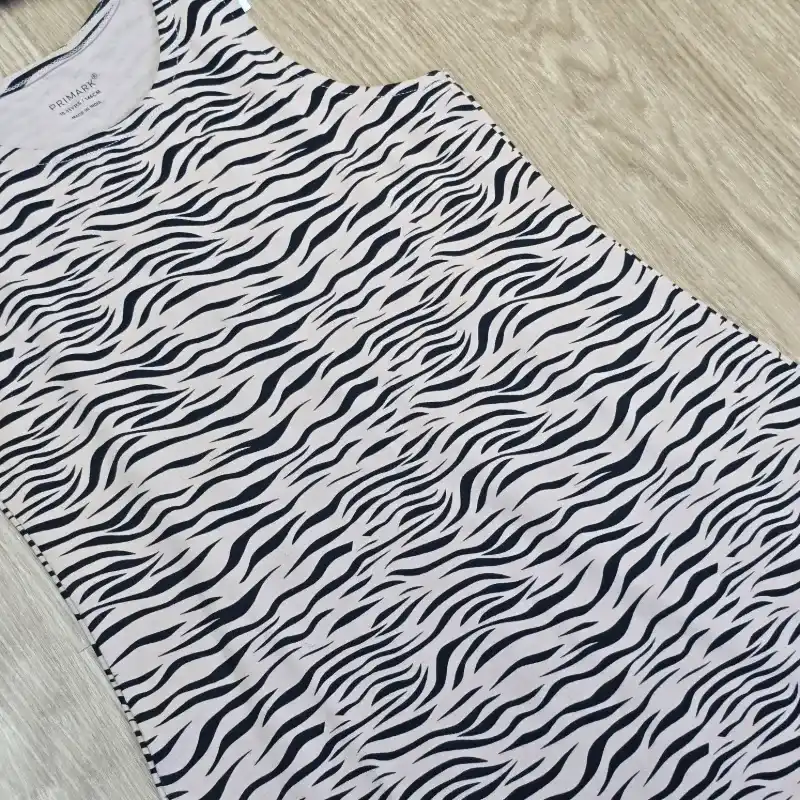 Vestido con estampado de rayas 