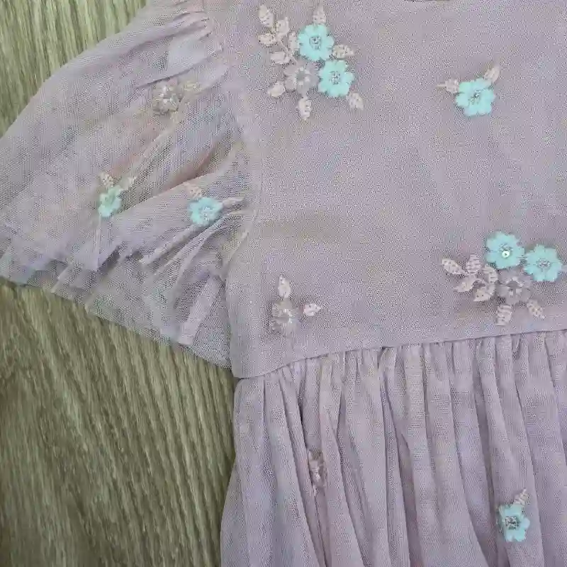 Vestido con flores bordadas color rosado 