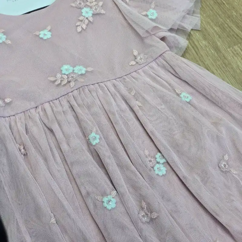 Vestido con flores bordadas color rosado 