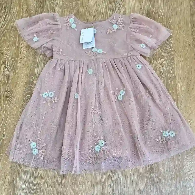 Vestido con flores bordadas color rosado 