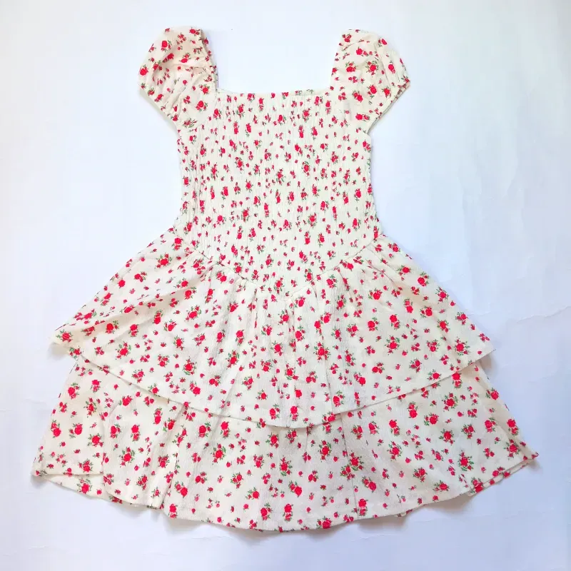 Vestido con flores rojas