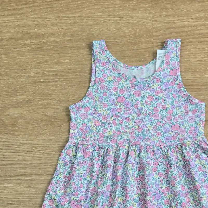 Vestido con flores variadas
