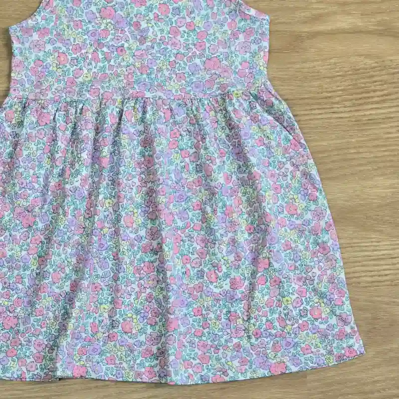 Vestido con flores variadas