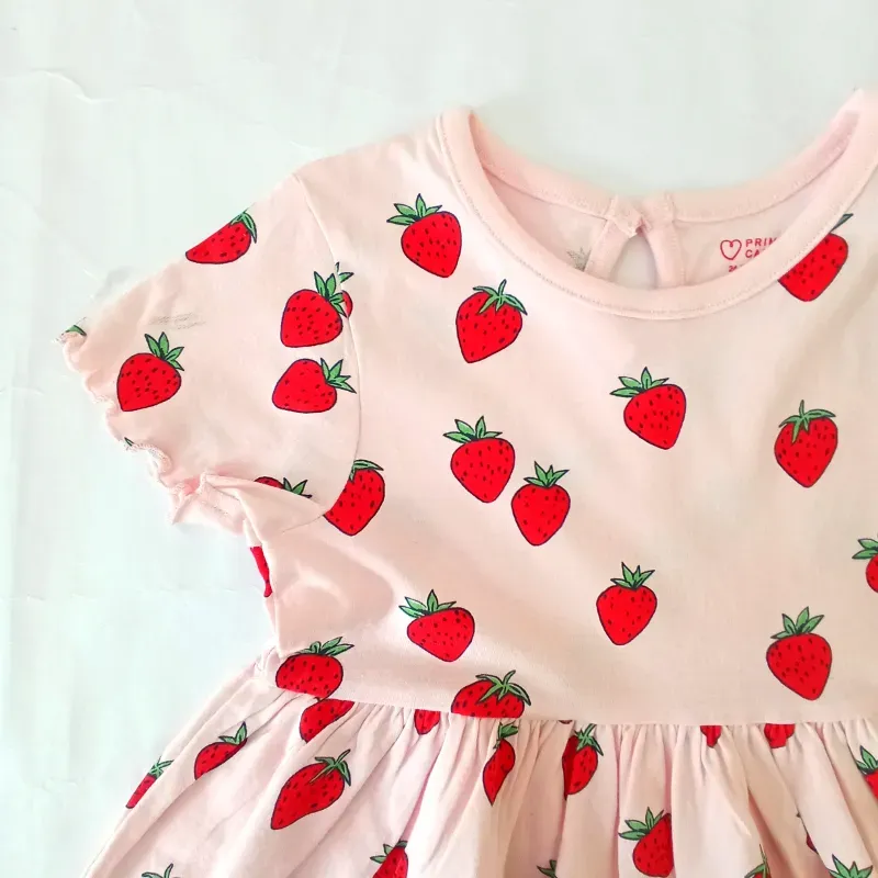 Vestido con fresas color rosado