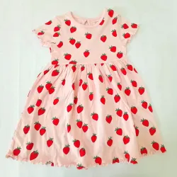 Vestido con fresas color rosado