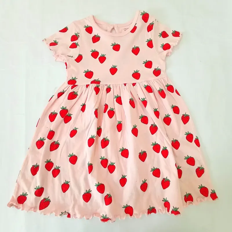Vestido con fresas color rosado
