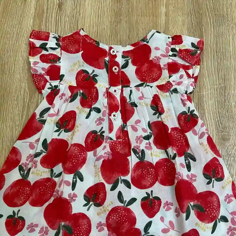 Vestido con fresas y manzanas
