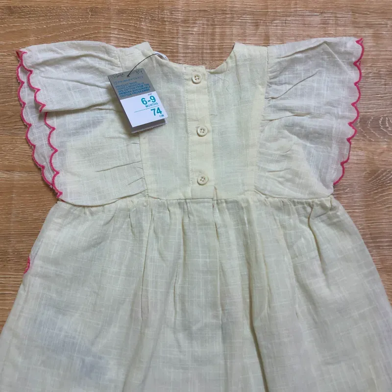 Vestido con motivos bordadas