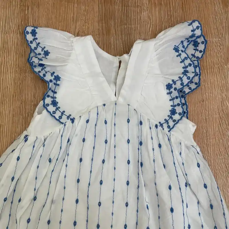 Vestido con motivos bordados 
