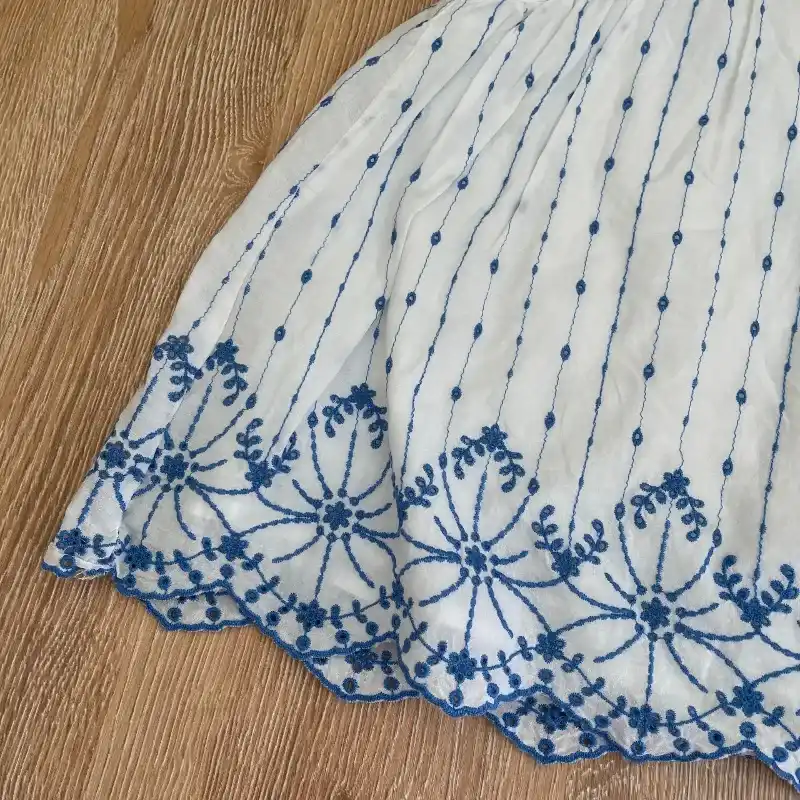 Vestido con motivos bordados 