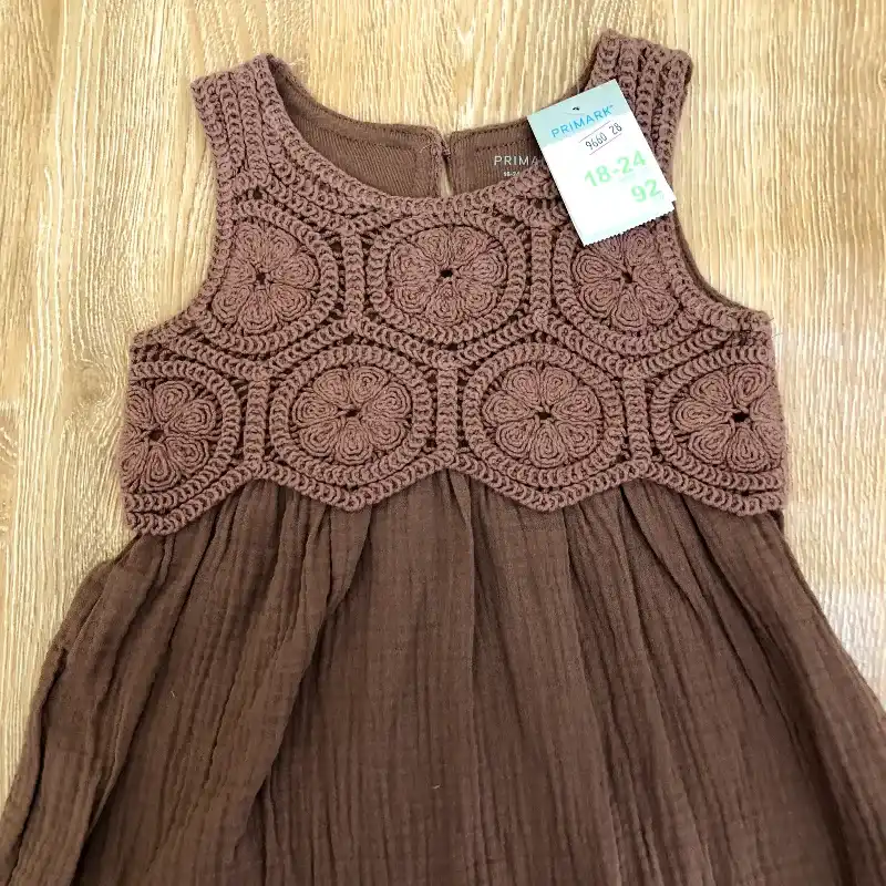Vestido con parte tejida color marrón 