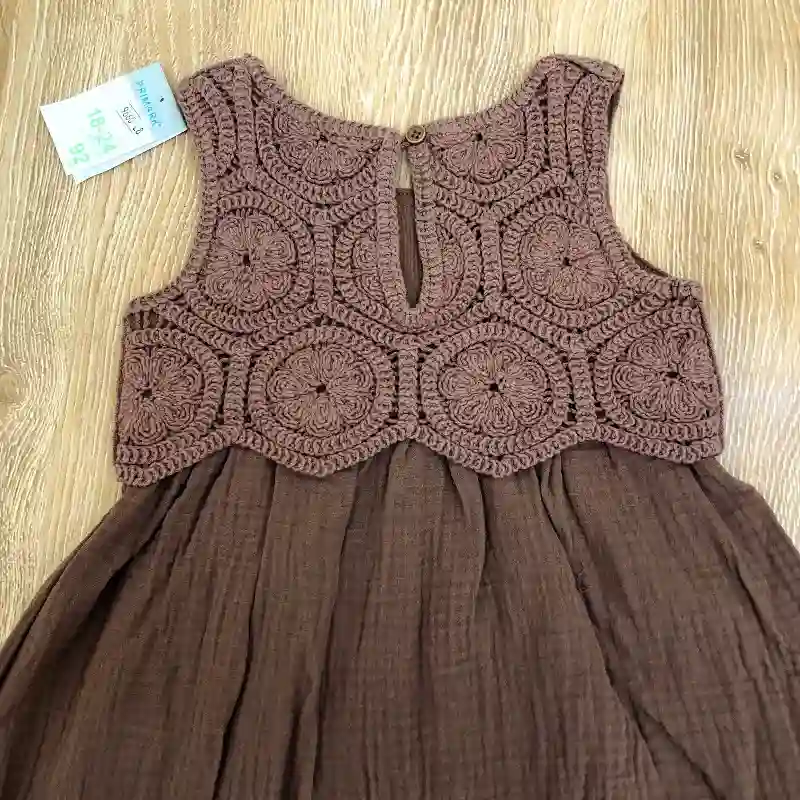 Vestido con parte tejida color marrón 