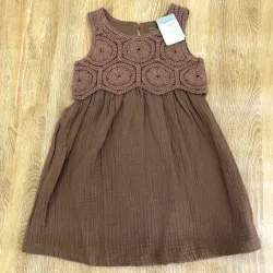 Vestido con parte tejida color marrón 