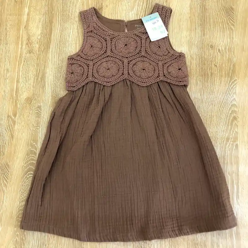Vestido con parte tejida color marrón 