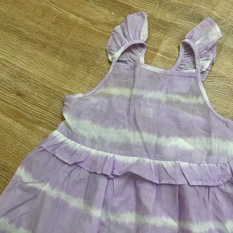 Vestido con vuelos color violeta