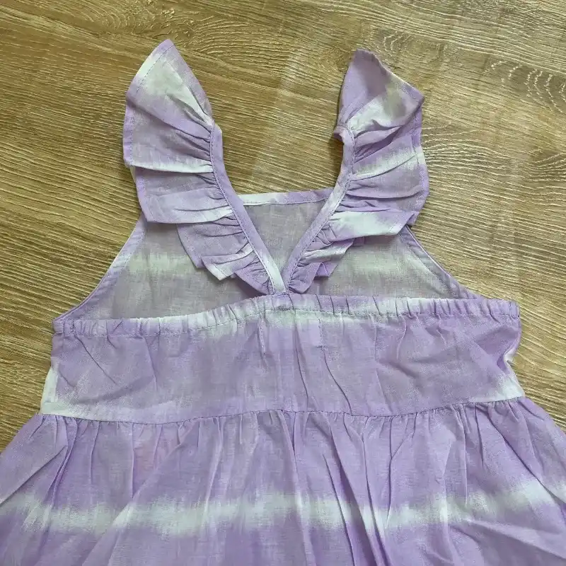 Vestido con vuelos color violeta