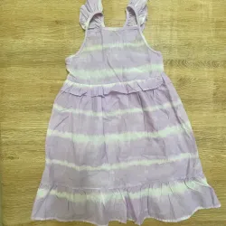 Vestido con vuelos color violeta