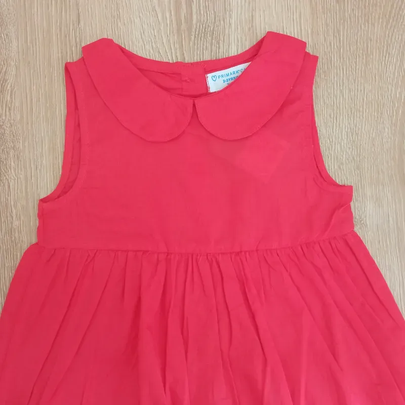 Vestido de color rojo con cuello 
