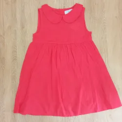 Vestido de color rojo con cuello 