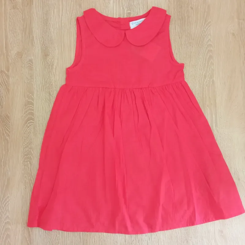 Vestido de color rojo con cuello 