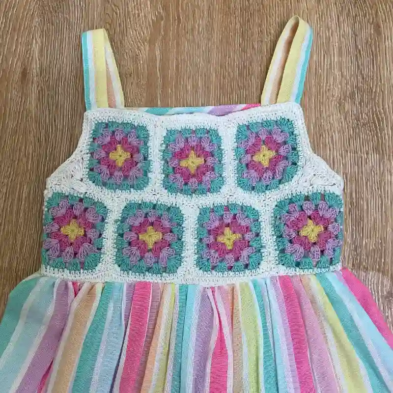 Vestido de flores con parte tejida