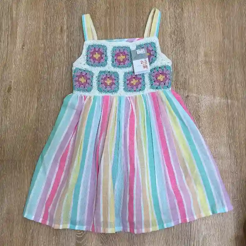 Vestido de flores con parte tejida