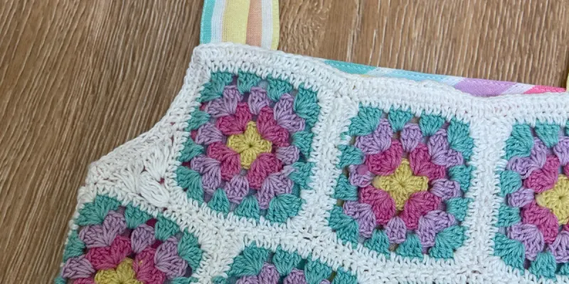 Vestido de flores con parte tejida