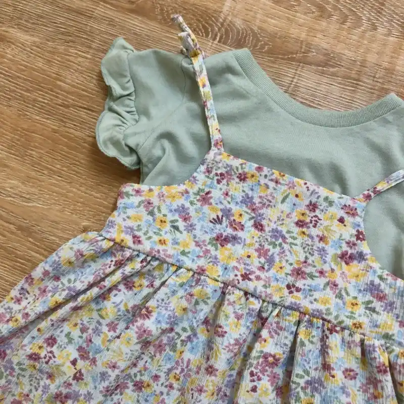 Vestido de flores con pulóver verde