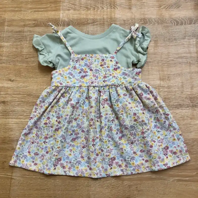 Vestido de flores con pulóver verde