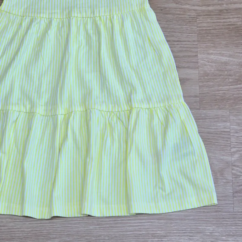 Vestido de franjas amarillas veraniego