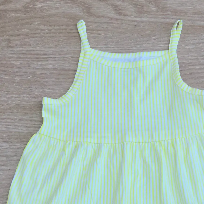 Vestido de franjas amarillas veraniego