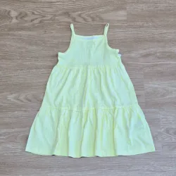 Vestido de franjas amarillas veraniego