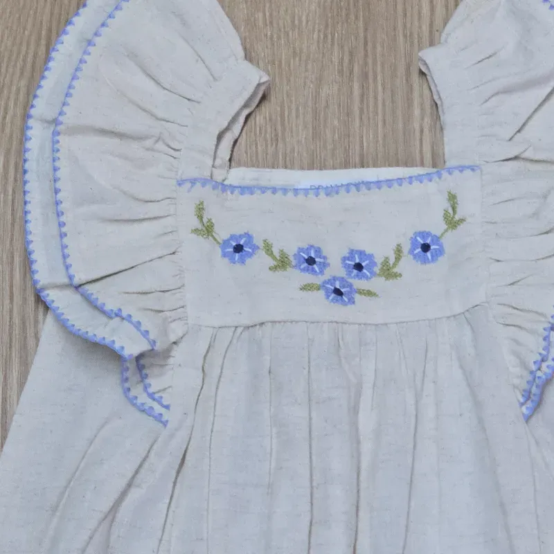 Vestido de Hilo con vuelos y flores azules