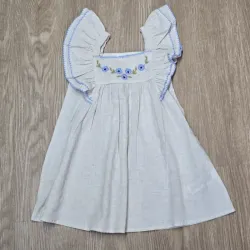 Vestido de Hilo con vuelos y flores azules