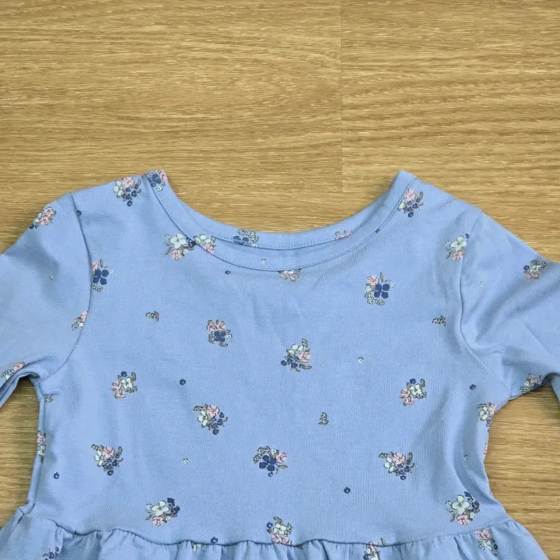 Vestido de mangas largas azul con flores.