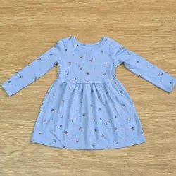 Vestido de mangas largas azul con flores.